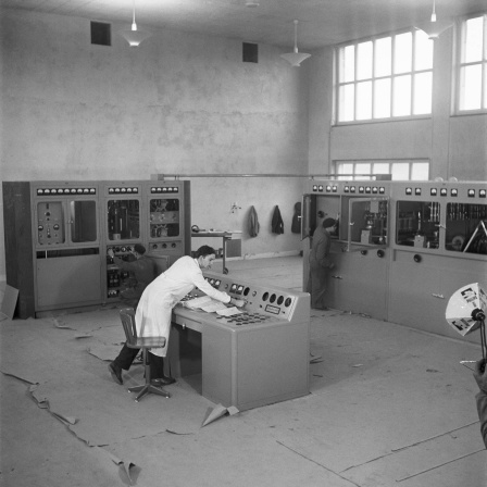 Techniker testen im Landessender Beromünster in Beromünster, Schweiz, im Dezember 1948 eine neue Sendeanlage, die ab Frühjahr 1949 in Betrieb sein soll. Radio Beromünster sendete während des Zweiten Weltkriegs in deutscher Sprache und berichtet auch über den Kriegsverlauf, ohne direkte Gegenpropaganda zum Deutschen Reich.