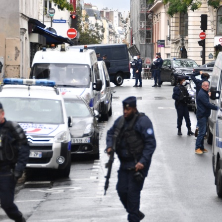 Schwerbewaffnete Polizisten nach den Anschlägen von Paris 2015. (Archivbild)