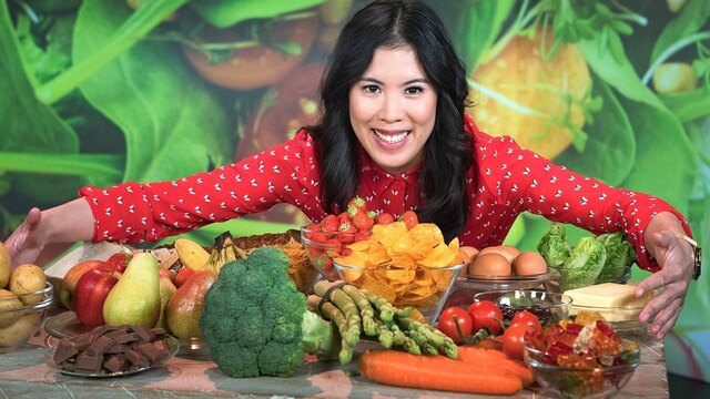Mai Thi Nguyen-Kim hinter einem Tisch voller Nahrungsmittel