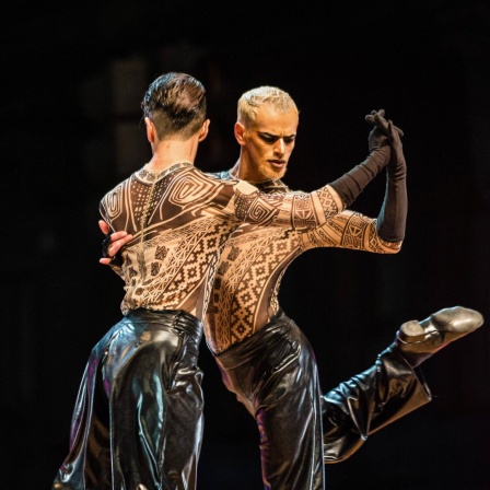 Ein argentinisches Paar, bestehend aus Federico Carrizo L und Juan Segui, zwei Männern, trat in der Version Stage Tango an und erreichte das Finale. Die Tango-Weltmeisterschaft 2022 wurde am Fuße des Obelisken der Stadt Buenos Aires ausgetragen. 