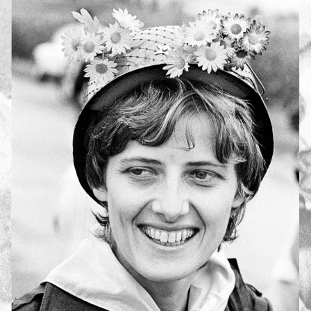 Petra Kelly (Die Grünen) mit einem Blumengeschmückten Stahlhelm anlässlich einer Friedensdemo in Mutlangen im September 1983
