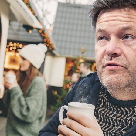 Robert Habeck trinkt Glühwein auf dem Weihnachtsmarkt