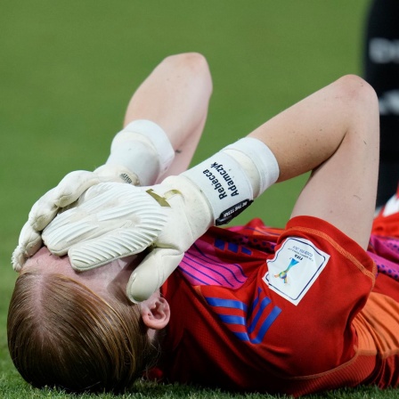 Deutschlands Torhüterin Rebecca Adamczyk entäuscht am Boden