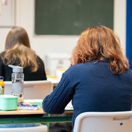 Schülerinnen in einem Klassenzimmer