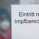 Ein Schild mit dem Schriftzug «Eintritt nur mit Impfberechtigung» hängt im Eingang zum Impfzentrum des Landkreises Vorpommern-Greifswald.