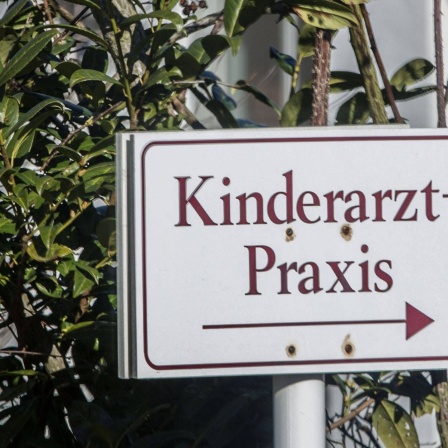 Ein Wegweiser-Schild mit der Aufschrift &#034;Kinderarztpraxis&#034;