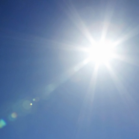 Eine Sonne und blauer Himmel
