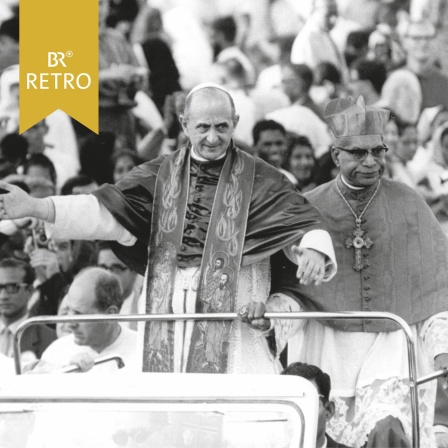 Papst Paul VI. fährt am 5. Dezember 1964, dem letzten Tages seines Besuchs in Indien, in einem offenen Wagen durch Bombay. Rechts Kardinal Gracias, der Erzbischof von Bombay. | Bild: picture-alliance / dpa | London Express