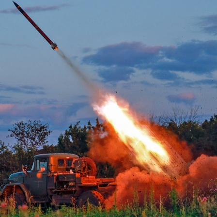 Ein Mehrfachraketenwerfer der ukrainischen Armee feuert Raketen auf russische Stellungen an der Frontlinie in der Nähe von Bachmut (Ukraine).