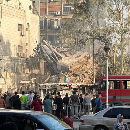 Dieses mit einem Mobiltelefon aufgenommenen Foto zeigt ein zerstörtes Gebäude auf dem Gelände der iranischen Botschaft in Damaskus (01.04.2024).