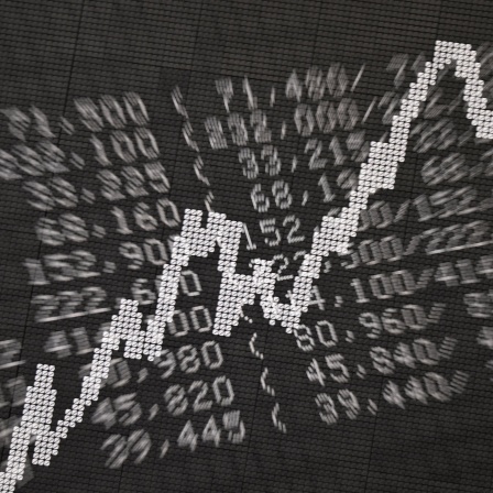  Die Doppelbelichtung zeigt eine Anzeigetafel im Handelssaal der Frankfurter Wertpapierbörse mit Kursen, sowie der einer Dax-Kurve