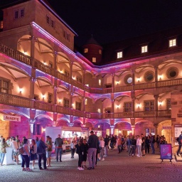 Der Innenhof des Landesmuseums in Stuttgart bei Nacht während der Langen Nacht der Museen