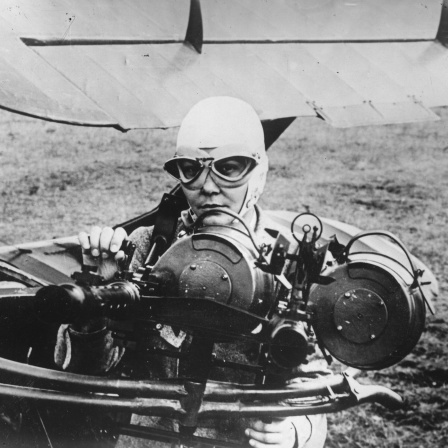 Sabiha Gökçen, Pilotin