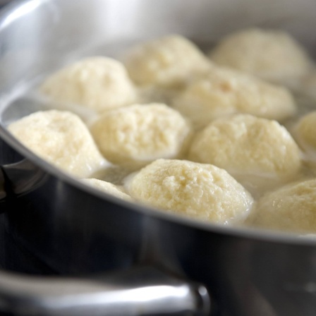 Topfenknödel garen in heißem Wasser