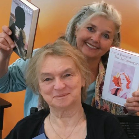 Elke Heidenreich und Heike Knispel im WDR 4 Studio mit Buchexemplaren in der Hand