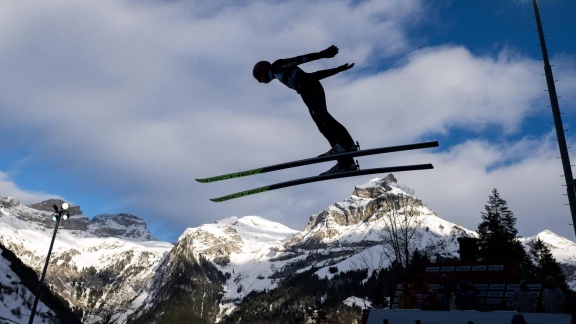 Sportschau Wintersport - 1. Durchgang Der Skispringer In Engelberg - Re-live