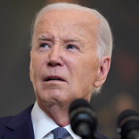 Der Präsident der USA, Joe Biden, äußert sich im State Dining Room des Weißen Hauses in Washington.