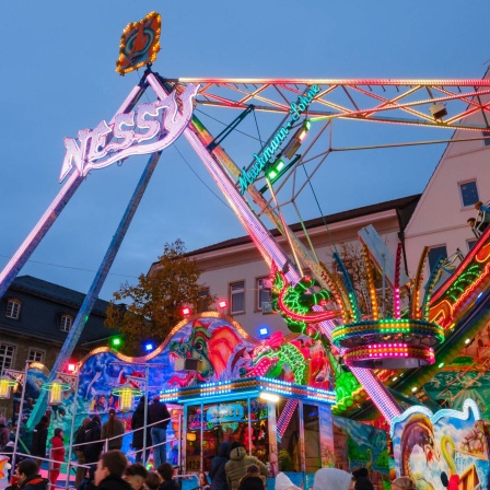 Schiffschaukel Nessy am Markt, Allerheiligenkirmes, Soest, Westfalen, Nordrhein-Westfalen, Deutschland, Europa. Archivfoto