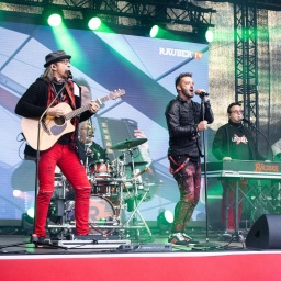 Die Band «Räuber» singt bei einer Demonstration der Veranstaltungsbranche vor dem nordrhein-westfälischen Landtag. Die Organisatoren der «Alarmstufe Rot»-Proteste beklagen drastische Umsatzeinbrüche durch die Coronapandemie.
