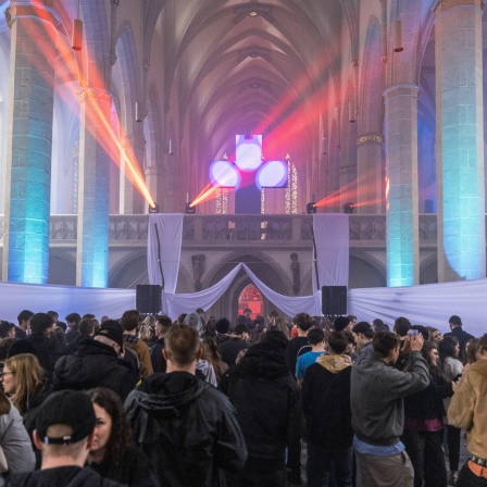 Junge Menschen auf einer Rave-Veranstaltung in der Predigerkirche in Erfurt 