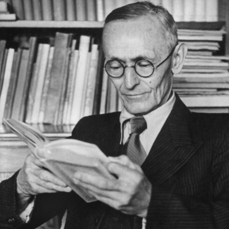 Schriftsteller Hermann Hesse bei der Lektüre in seinem Arbeitzimmer in Montagnola