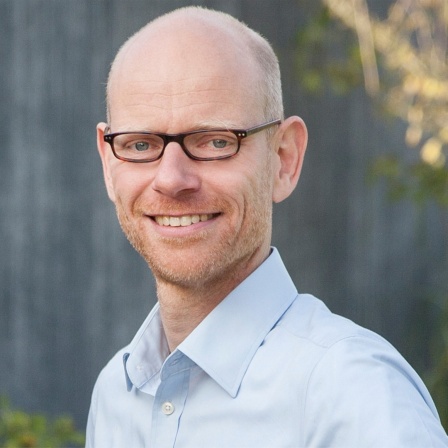 Professor Dr. Niklas Höhne steht in einem hellen Hemd im Freien.