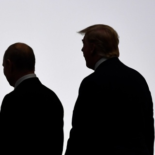 Russlands Präsident Putin und US-Präsident Trump stehen nebeneinander.