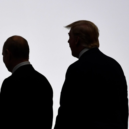 Russlands Präsident Putin und US-Präsident Trump stehen nebeneinander.