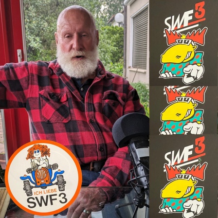 Peter Stockinger im Interview, daneben alte Aufkleber der Radiowelle &#034;SWF3&#034; montiert