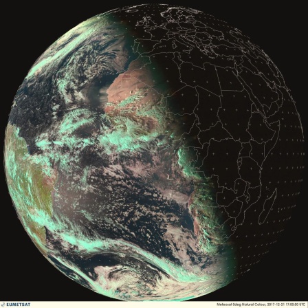 Zu sehen ist eine Aufnahme der Erde aus dem All. Die Südhalbkugel erhält deutlich mehr Sonnenlicht als die Nordhalbkugel.