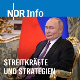 Das Cover vom Podcast "Streitkräfte und Strategien" zeigt Russlands Präsident Wladimir Putin im Stuhl sitzend.