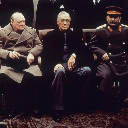 Der britische Prämier Winston Churchill (l.) neben US-Präident Franklin D. Roosevelt und Joseph Stalin bei der Konferenz in Jalta am 11. Februar 1945.