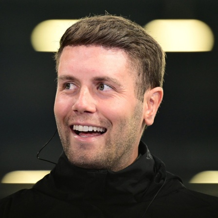 Trainer Fabian Hürzeler vom FC St. Pauli lächelt breit