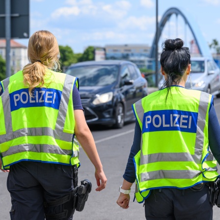 Zwei Beamtinnen der Bundespolizei überwachen die Einreise am deutsch-polnischen Grenzübergang Stadtbrücke. 