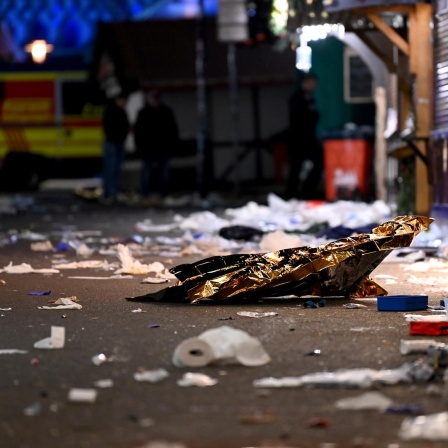 Ein Blick auf einen Tatort mit Rettungsdecken. Es ist der Weihnachtsmarkt von Magdeburg, wo ein Autofahrer mehrere Menschen überfahren hat.