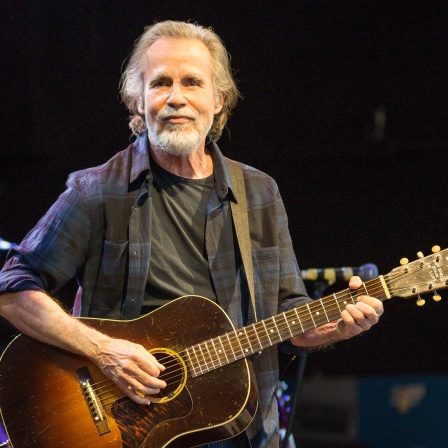 Der Musiker Jackson Browne mit Gitarre auf der Bühne