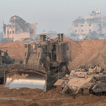 Israelische Streitkräfte setzen die Bodenoperationen im Gazastreifen mit militärischen Fahrzeugen fort.