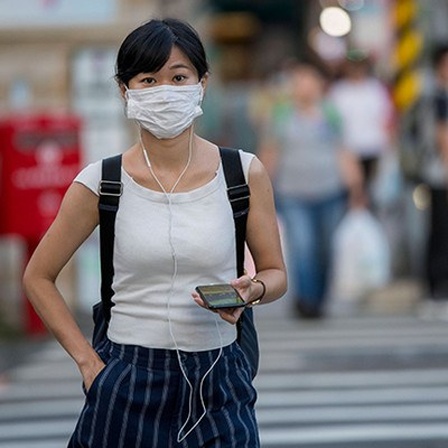 In Taipei, Taiwans Hauptstadt, läuft eine Frau über einen Zebrastreifen; sie trägt Mund-Nase-Schutz (05.08.2020)