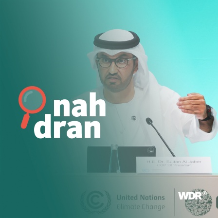 Das Bild zeigt den Präsidenten der Weltklimakonfernz in Dubai, Ahmed Al Jaber, daneben das Logo vom Podcast "nah dran". 