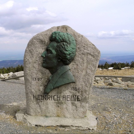 Ein Stein mit dem Abbild von Heinrich Heine auf dem Brockengipfel