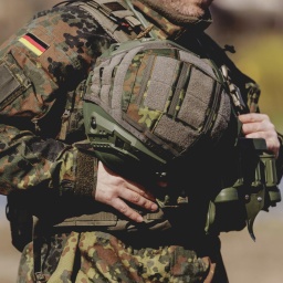 Ein deutscher Bundeswehrsoldat mit Helm, 2024.