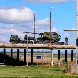 Eine Kolonne der russischen Streitkräfte bewegt sich zum Aufbau von Kräften, die aktive Kampfhandlungen mit ukrainischen Verbänden im Bezirk Sudschanski in der russischen Region Kursk durchführen.