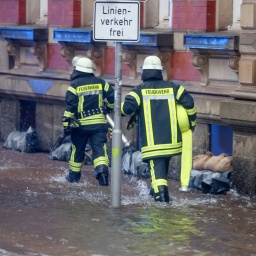Überschwemmungen: Einsatzkräfte der Feuerwehr sind in Aktion in der Innenstadt von Flensburg, die Straßen stehen unter Wasser. 