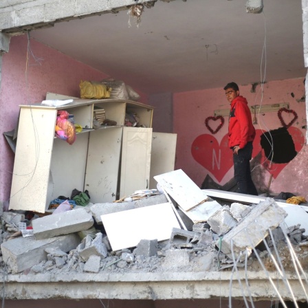 Palästinenser betrachten die Zerstörungen durch die israelische Bombardierung des Gazastreifens.