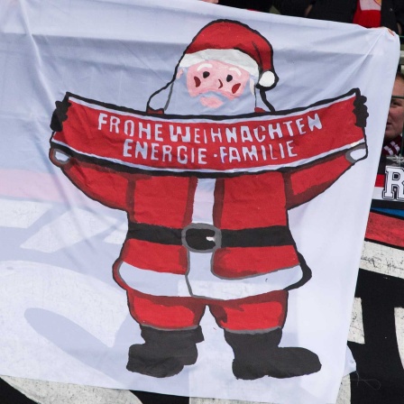 ARCHIV: Energie Cottbus Energie Fans wünschen wuenschen Frohe Weihnachten (Bild: imago images/Fotostand)