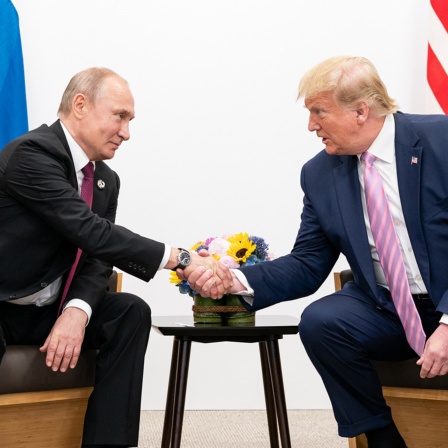 Wladimir Putin, Präsident von Russland, und Donald Trump, Präsident der USA, geben sich auf einem G20-Treffen im Sommer 2019 die Hände.