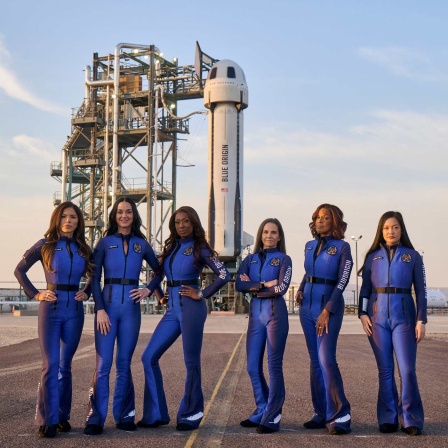 Katy Perry, Aisha Bowe, Lauren Sanchez, Kerianne Flynn, Gayle King und Amanda N. Nguyen posieren vor dem Raumschiff der Firma Blue Origin.