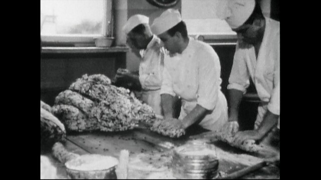 Drei Bäcker beim Fertigen von Dresdner Christstollen (1964)