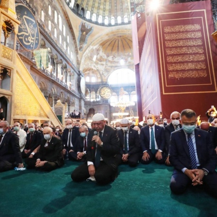 Der türkische Präsident Recep Tayyip Erdogan beim ersten Gebet in der zur Moschee umgewandelten Hagia Sophia.