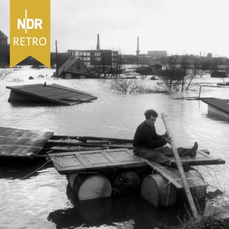 Mit Hilfe zusammengebastelter Notflöße suchen Menschen nach Überlebenden, 17.02.1962.